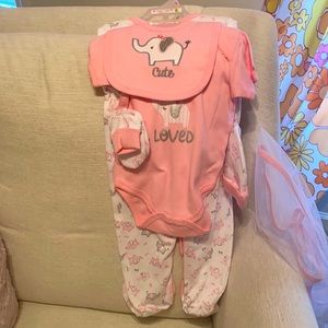 NWT 6-9 months Outfit Set- footies, onesie, hat, mittens, bib